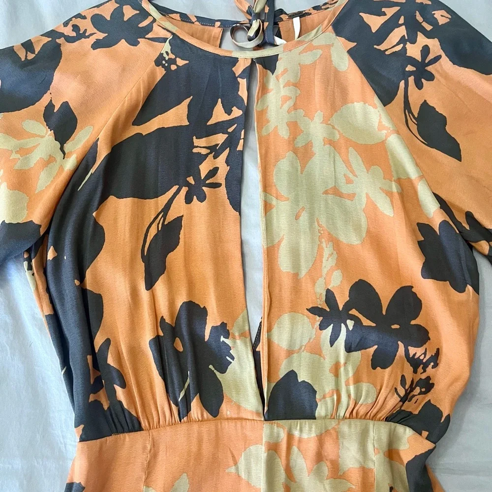 Beautiful sexy Spring ready jumpsuit. - Picture 2 of 4